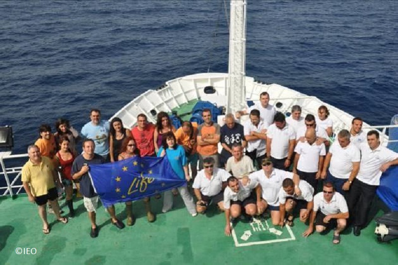 B/O Miguel Oliver con el equipo de marinera y científico participante zona de navegación en puente de mando y torno del coaxial de popa ©IEO
