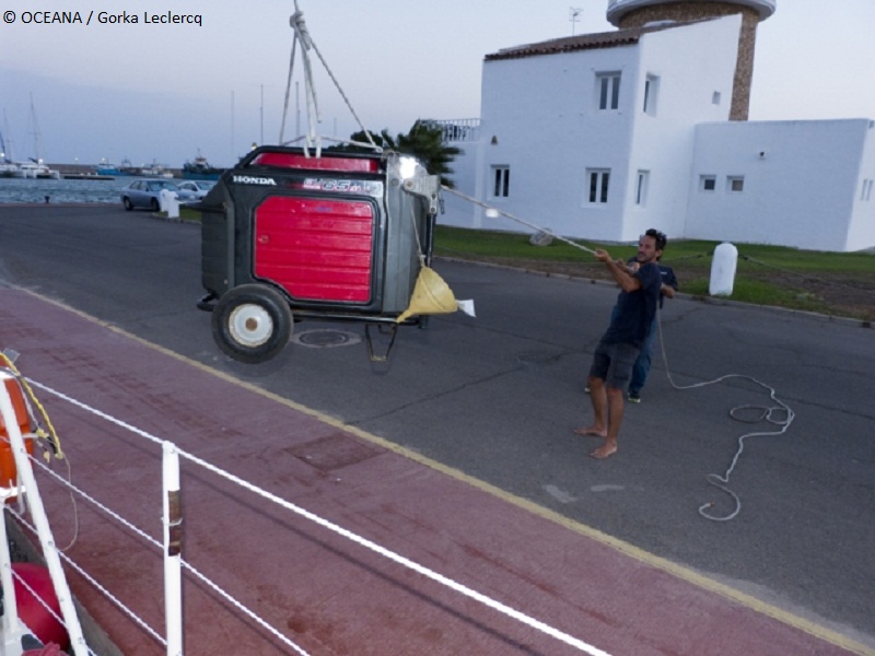 Izando generador a bordo Almerimar ©OCEANA / Gorka Leclercq
