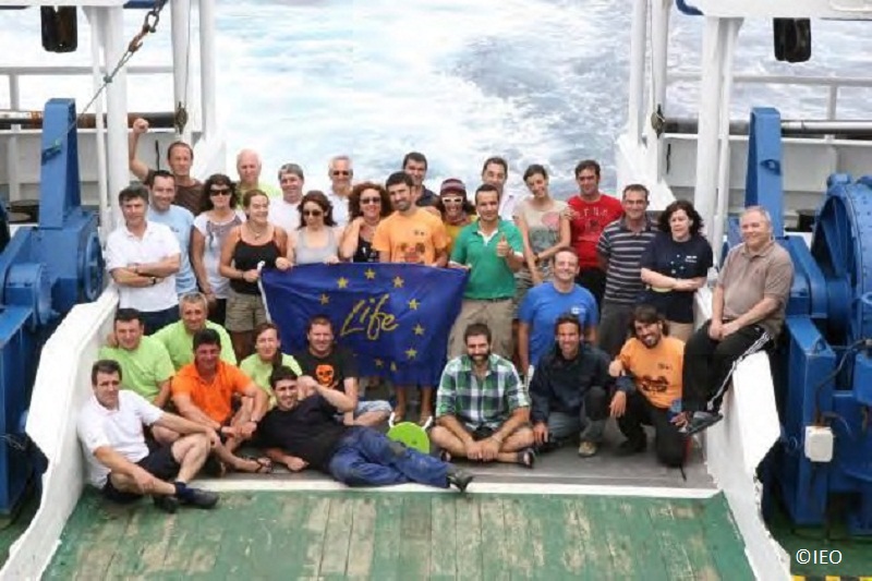 Buque Miguel Oliver con el equipo de marinería y científico participante ©IEO