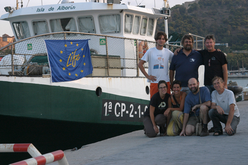 Los científicos participantes a la segunda campaña, en el muelle, al lado de nuestro barco. De izquierda a derecha, arriba: Nander, Juan y Sebastián, abajo Cèlia, Marta, Pablo y Serge. Foto: Serge Gofas. 