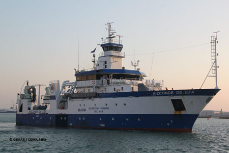 El B/O Vizconde de Eza maniobrando en la dársena de la Zona Franca de Cádiz, para hacerse a la mar © IEO