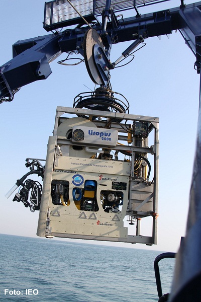 El robot LIROPUS regresa a bordo después de su primera inmersión sobre la Dorsal de Guadalquivir en el Golfo de Cádiz ©IEO