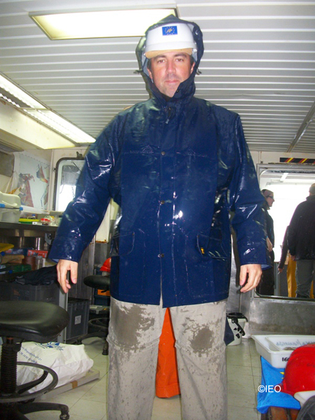 Luis Miguel Fernández Salas Jefe de Campaña pertrechado con el traje de faena dando fe del frio que hace en cubierta ©IEO