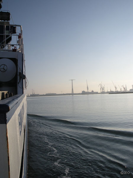 La salida del puerto permite ojear la otra orilla de la bahía. Rasgos de la industrialización de la zona que parece desmoronarse ©IEO