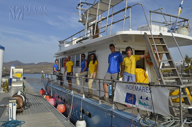La embarcación Oso Ondo y el equipo SECAC en Puerto Calero (Lanzarote) ©SECAC
