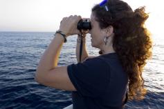 Silvia Garcia observando por prismaticos ©OCEANA