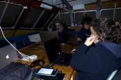 Tripulacion Oceana en ordenadores messroom ©OCEANA / Gorka Leclercq