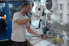 Operaciones de laboratorio filtrando el agua recogida con las botellas hidrográficas / Laboratory work filtering the colleted water by the hydrographical bottles ©ICM-CSIC