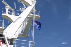 El buque navega con la bandera del proyecto LIFE izada en el palo mayor ©IEO