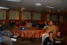 Juan Gil Herrera imparte una conferencia en la sala de reuniones del barco ©IEO