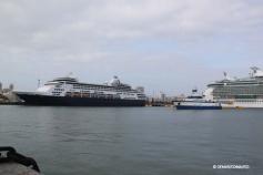 El Vizconde de Eza maniobra entre los cruceros que ya se encuentran atracados en el puerto de Cádiz © IEO