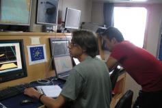 Antonio Torres y Gerardo Bruque controlan las sondas en el pupitre del laboratorio de geofísica del B/O Emma Bardán ©IEO