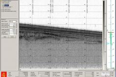 Captura de pantalla de un fragmento de perfil de la sonda paramétrica (TOPAS) en el que se observa con nitidez la serie sísmica y algunos reflectores inferiores de morfología irregular. A la derecha se puede apreciar el rasgo de una fractura de desarrollo
